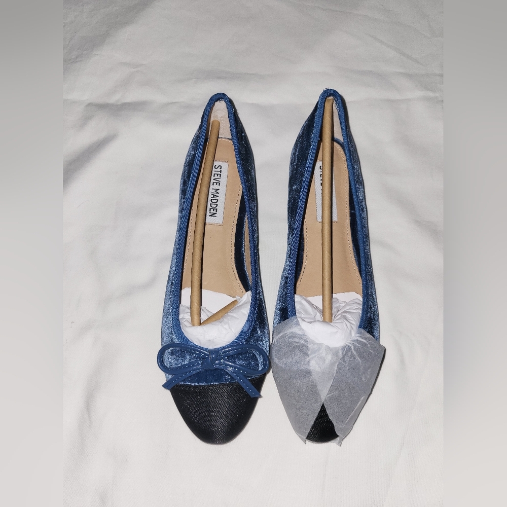 Steve Madden Navy Velvet Flats with Black Cap Toe - Picture 1 of 3